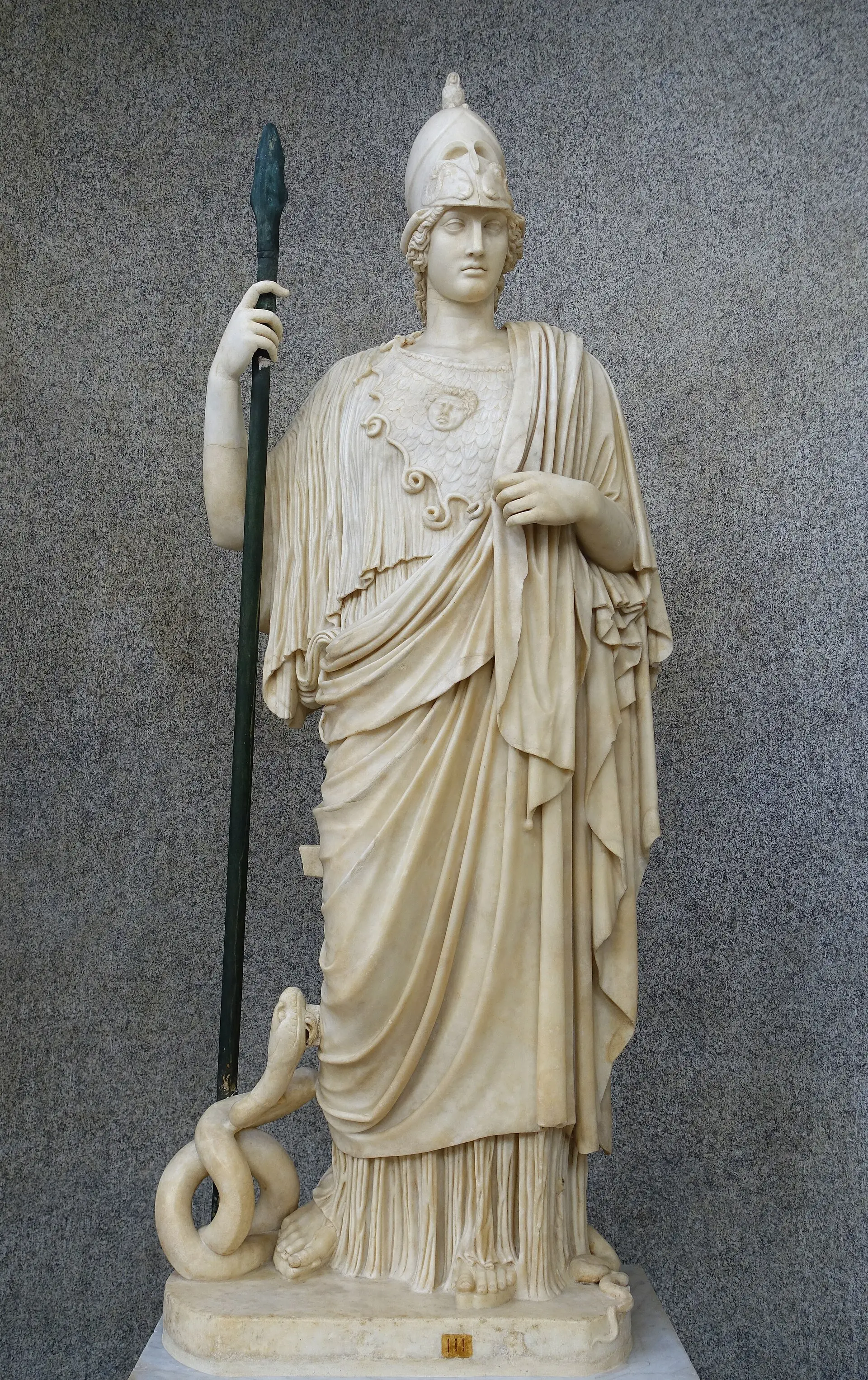 Estátua de mármore de Atena com elmo e túnica de pregas, de pé, serena.