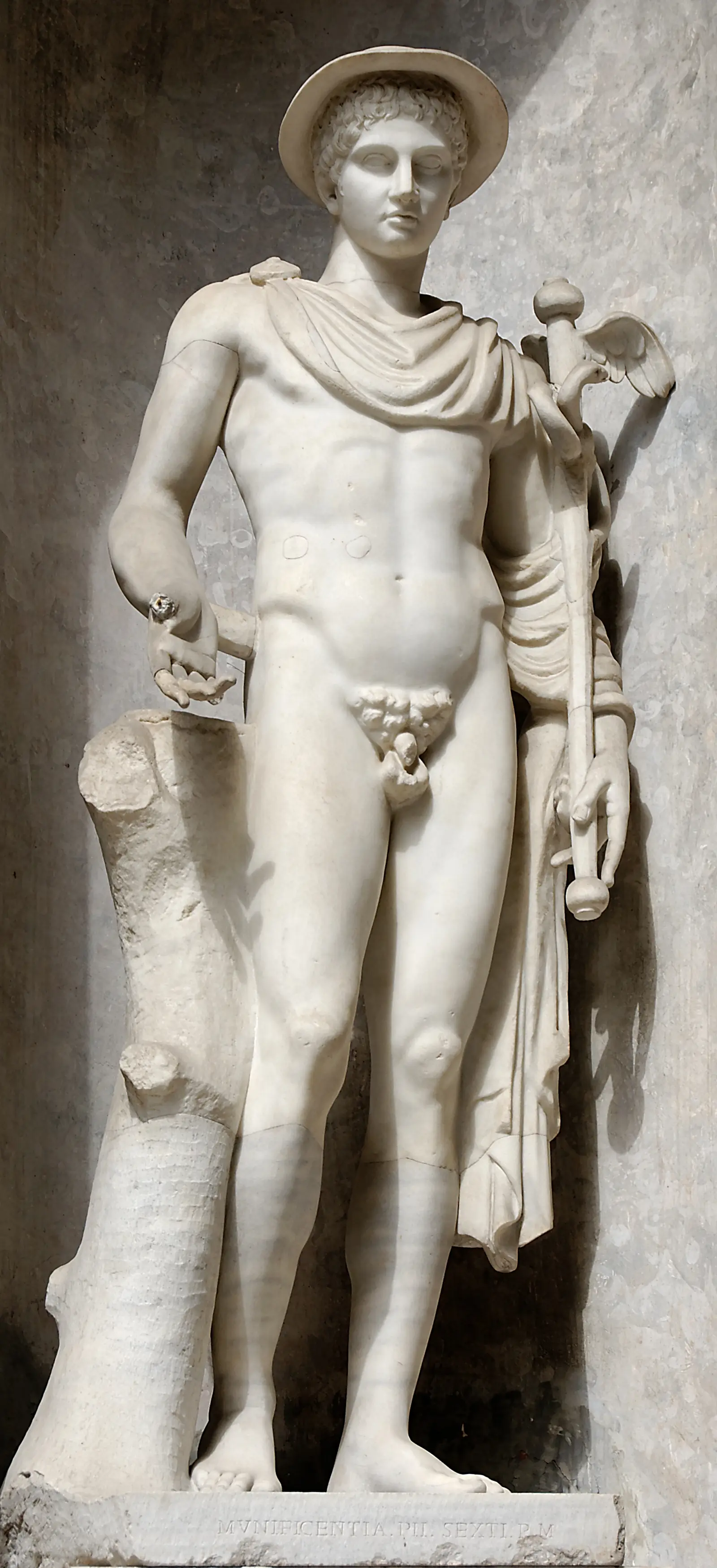 Estátua de mármore de Hermes com chapéu de viajante alado e o caduceu na mão.